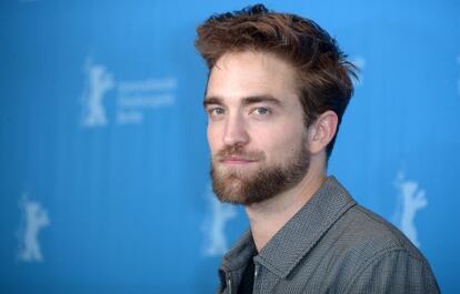 De momento, el rostro sin papada de Robert Pattinson es perfecto. Es lo que pasa cuando tienes 28 años...