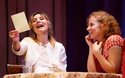 Nathalie Poza (Blanche) y María Vázquez (Stella), en una escena de 'Un tranvía llamado deseo', dirigida por David Serrano.