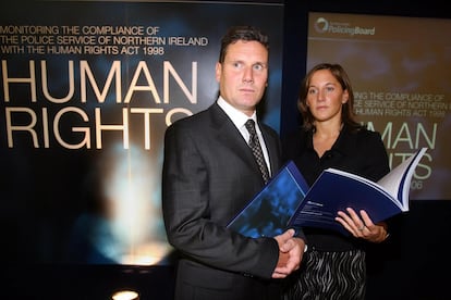 Los asesores de Derechos Humanos Keir Starmer (izquierda) y Jane Gordon, con el informe anual sobre Derechos Humanos de la Junta de Vigilancia de la Policía de Irlanda del Norte de 2006.
