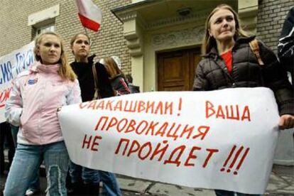 Varios jóvenes protestan ante la Embajada de Georgia ayer en Moscú. En el cartel se lee: "Saakashvili [presidente georgiano], tus provocaciones no funcionarán".