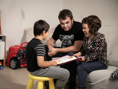 Eva Celebrovsky y Borja López, con su hijo en el salón de su casa, en Terrassa (Barcelona).