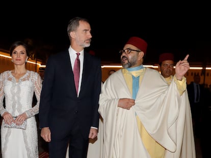 Los reyes Felipe y Letizia con el rey Mohamed VI a su llegada al Palacio Real de Rabat, en febrero de 2019.