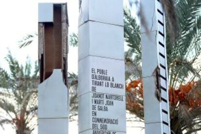 Monumento a Tirant en la playa de la Patacona.