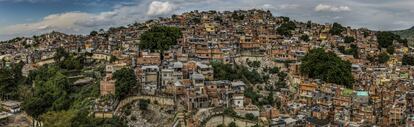 <p>Vista de la favela de Mangueira en la zona norte de Río de Janeiro, Brasil.</p>

<p>Las comunidades que viven en las favelas de Río de Janeiro no pierden la esperanza de que las cosas cambien, si bien la posibilidad de que sus condiciones de vida mejoren sigue siendo dudosa. (Según The New York Times, en febrero de 2017, tanto la ciudad como el estado de Río se encuentran en una situación difícil. El nuevo alcalde tiene previsto un recorte del presupuesto de casi 1.000 millones de dólares para este año, y está previsto que el presupuesto del estado se reduzca en más de 6.000 millones. Asimismo, el estado debe 10.000 millones de dólares en créditos avalados por el Gobierno federal). A pesar de las dificultades, y aunque lo más probable es que su suerte vaya a peor, las comunidades se mantienen unidas por un sentido de la resiliencia, la dignidad y el orgullo que seguramente harían sonrojarse a las comunidades más ricas del próspero Occidente.</p>
