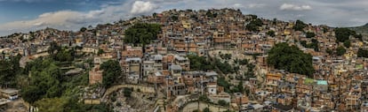 <p>Vista de la favela de Mangueira en la zona norte de Río de Janeiro, Brasil.</p>

<p>Las comunidades que viven en las favelas de Río de Janeiro no pierden la esperanza de que las cosas cambien, si bien la posibilidad de que sus condiciones de vida mejoren sigue siendo dudosa. (Según The New York Times, en febrero de 2017, tanto la ciudad como el estado de Río se encuentran en una situación difícil. El nuevo alcalde tiene previsto un recorte del presupuesto de casi 1.000 millones de dólares para este año, y está previsto que el presupuesto del estado se reduzca en más de 6.000 millones. Asimismo, el estado debe 10.000 millones de dólares en créditos avalados por el Gobierno federal). A pesar de las dificultades, y aunque lo más probable es que su suerte vaya a peor, las comunidades se mantienen unidas por un sentido de la resiliencia, la dignidad y el orgullo que seguramente harían sonrojarse a las comunidades más ricas del próspero Occidente.</p>
