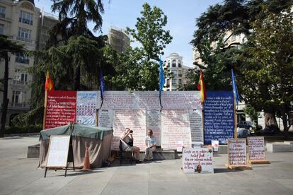 Aspecto en el que se encontraban el 1 de julio los carteles reinvindicativos de Marian Stancius, rumano en huelga de hambre desde el 1 de marzo en la carrera de San Jerónimo de Madrid.