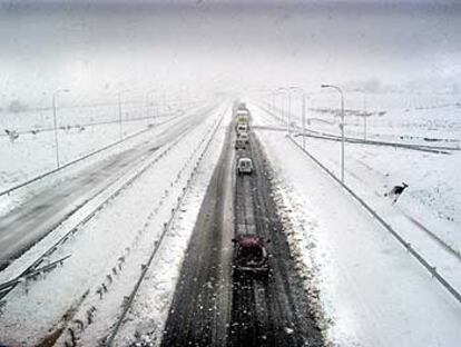 La autovía entre Ibi y Alcoi, ayer, con tráfico lento por la fuerte nevada.