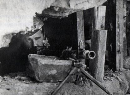 <i>El ametrallador raso Degrelle en acción para la propaganda alemana</i>, foto publicada en el libro de Littell.