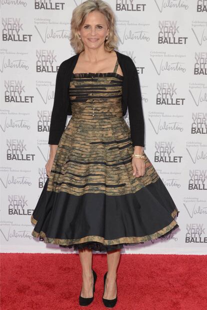 La actriz Amy Sedaris escogió un vestido en tonos negros y dorados que combinó con una torera negra.