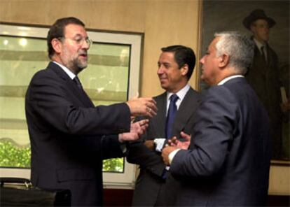 Rajoy, junto al nuevo portavoz del Gobierno, Eduardo Zaplana, y al vicepresidente segundo, Javier Arenas.