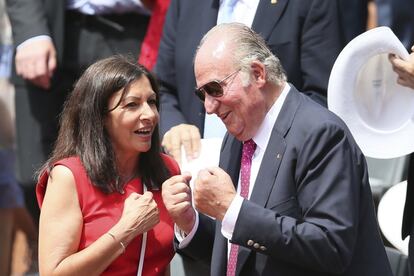 El rey Juan Carlos conversa con la alcaldesa de París, Anne Hidalgo.