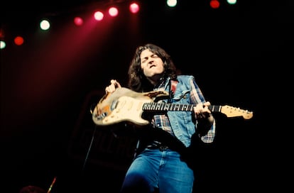 Rory Gallagher, con la guitarra Stratocaster que compró a los 15 años, en una actuación en 1978.