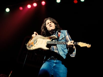 Rory Gallagher durante una actuación en 1978.