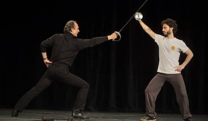 El maestro Esperanza cruza el hierro con un aspirante a Scaramouche en el escenario del teatro Victòria.