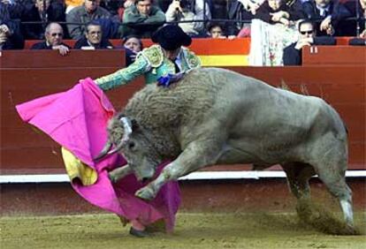 El Juli torea con la capa al toro jabonero que hizo segundo. 

/ JORDI VICENT