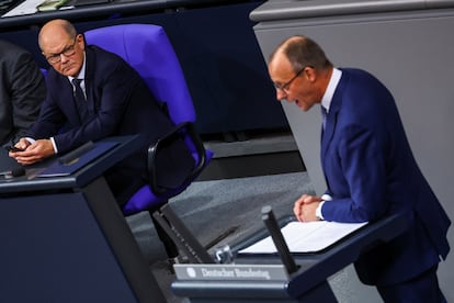 Scholz escuchaba el mircoles desde su esca?o en el Bundestag una intervencin de Merz.