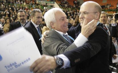 José Luis Baltar felicita a su hijo, José Manuel Baltar Blanco, tras ganar este en 2010 el congreso que lo convirtió en sucesor de su padre al frente del PP de Ourense.