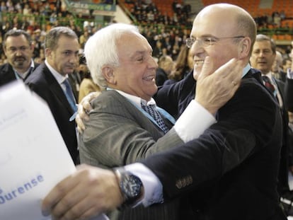 José Luis Baltar felicita a su hijo, José Manuel Baltar Blanco, tras ganar este en 2010 el congreso que lo convirtió en sucesor de su padre al frente del PP de Ourense.