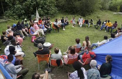 Migrants attend a meeting in an occupied house in Irun.