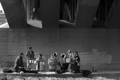 Músics immigrants assajant sota un dels ponts del riu Besòs.
