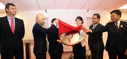 El consejero delegado de Icex, Francisco Javier Garzón; el secretario de Estado de Comercio, Jaime García-Legaz; el embajador de China en España, Lyu Fan; y el secretario general del Comité Municipal del Partido Comunista de Yiwu, Sheng Qiuping, presentan la Fundación FIYE.