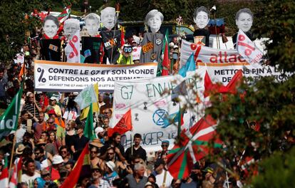 Vista de la manifestación autorizada de la contracumbre del G7, en el lado español de la frontera, que transcurrió desde del puerto de Hendaya a Irún, este sábado, día de la inauguración del cumbre del G7 en Biarritz.