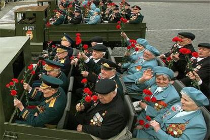 Veteranos rusos de la II Guerra Mundial saludan durante el desfile en la plaza Roja de Moscú.