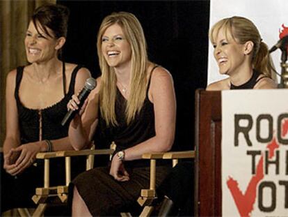 Las Dixie Chicks, Emily Robinson, Natalie Maines y Martie Maguire, durante la rueda de prensa en Los Ángeles.