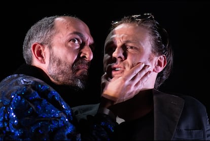 Alberto Gómez y Alfredo Noval, en 'Los dos hidalgos de Verona', de William Shakespeare, bajo la dirección de Declan Donnellan.