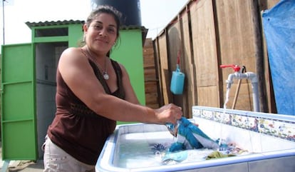 Se&ntilde;ora lavando su ropa en Ventanilla, Per&uacute;.