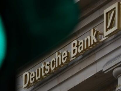 Sem&aacute;foro en verde delante del logotipo de Deutsche Bank, en Fr&aacute;ncfort.