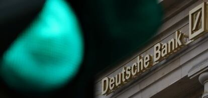 Sem&aacute;foro en verde delante del logotipo de Deutsche Bank, en Fr&aacute;ncfort.