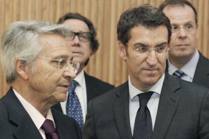 Julio Gayoso, José Luis Méndez, Núñez Feijóo y José Luis Pego, ayer en Santiago en la inauguración del nuevo centro social de Caixanova.