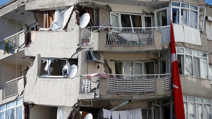 Daños causados en un edificio, en Izmir.