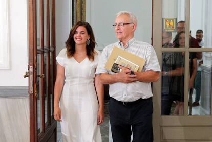 El alcalde de Valencia, Joan Ribó, y la portavoz socialista, Sandra Gómez, este viernes.