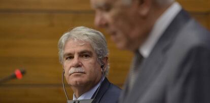 El ministro de Exteriores, Alfonso Dastis, escucha a su hom&oacute;logo, Teodor Melescanu, durante un acto en Bucarest. 