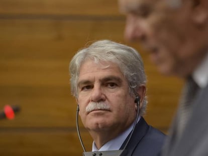 El ministro de Exteriores, Alfonso Dastis, escucha a su hom&oacute;logo, Teodor Melescanu, durante un acto en Bucarest. 