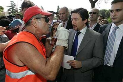 Un vecino recrimina al concejal responsable del área de Movilidad, Pedro Calvo, las alternativas para el tráfico decididas tras el cierre de la Dehesa de la Villa.