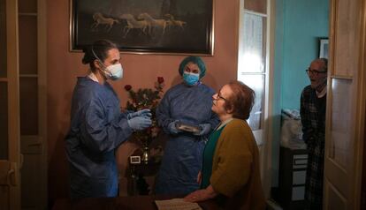 Les infermeres Esther Caner (esq.) i Cristina Menéndez conversen amb Enrica Martínez (78 anys) i Manolo Ortiz (79 anys).