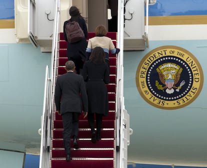 Barack Obama entra com sua esposa Michelle, a mãe da primeira-dama e sua filha Sasha no avião que o transportou a Havana.