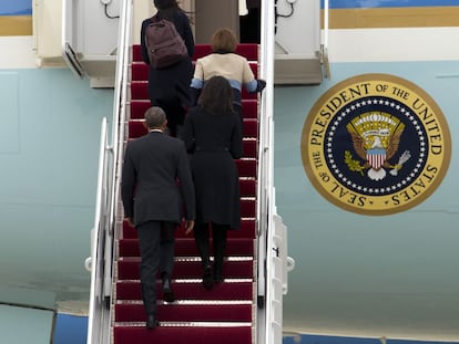 Barack Obama entra com sua esposa Michelle, a mãe da primeira-dama e sua filha Sasha no avião que o transportou a Havana.