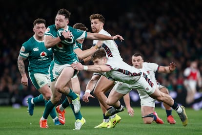 Hugo Keenan, de Irlanda, es placado por Tommy Freeman, de Inglaterra, durante el partido del Seis Naciones de rugby este sábado.