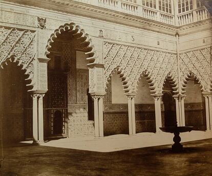 El Alcázar de Sevilla. De las aproximadamente 500 fotografías inventariadas por Fernández Rivero, la mitad corresponden a la capital andaluza.