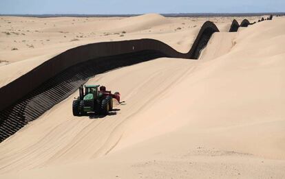 La valla fronteriza que separa Estados Unidos de México en California.