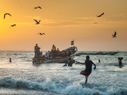 Un barco pesquero a su llegada a la playa de Tanji, en Gambia.