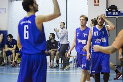 Marc Guiu, entrenador del Senior B dels Llu&iuml;sos de Gr&agrave;cia, animant els seus jugadors en un partit celebrat al pavell&oacute; de la Pla&ccedil;a Nord