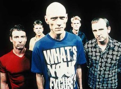 Peter Garrett, en el centro, en una imagen de 1997, cuando lideraba la banda Midnight Oil.