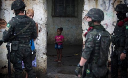 O exército interroga um rapaz na Vila Kennedy, nesta sexta.