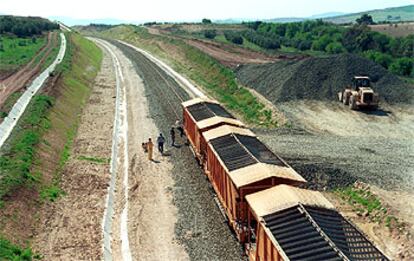 Imagen de las obras que se realizaban en abril en la línea Bobadilla-Granada.
