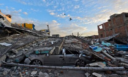 Un vehículo permanece atrapado entre los escombros de un edificio en la ciudad ecuatoriana de Manta, el 17 de abril de 2016.
